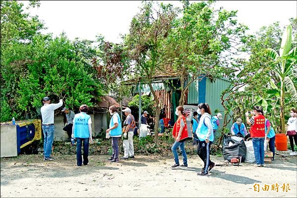 十多位志工攜手幫獨居老人清理髒亂不堪的住家環境。（記者蔡宗勳攝）