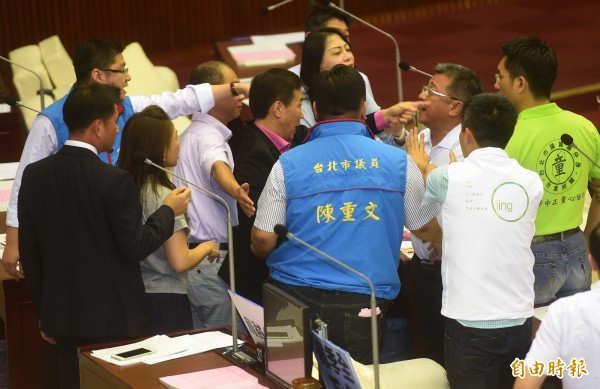 昨日國民黨議員徐弘庭一句「特殊性關係」，更讓台北市長柯文哲搥桌動怒，憤而離席，議場陷入混亂。（資料照，記者簡榮豐攝）