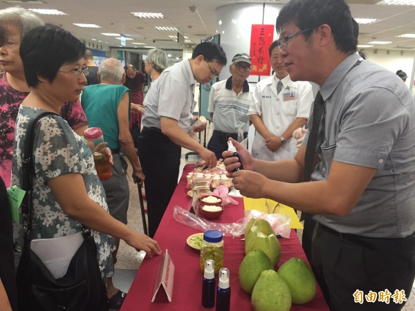 革熱疫情持續，全台防蚊大作戰，新北市立聯合醫院上午舉行記者會，教導民眾如何利用柚子皮自製防蚊液，許多民眾爭相詢問。（記者郭顏慧攝）