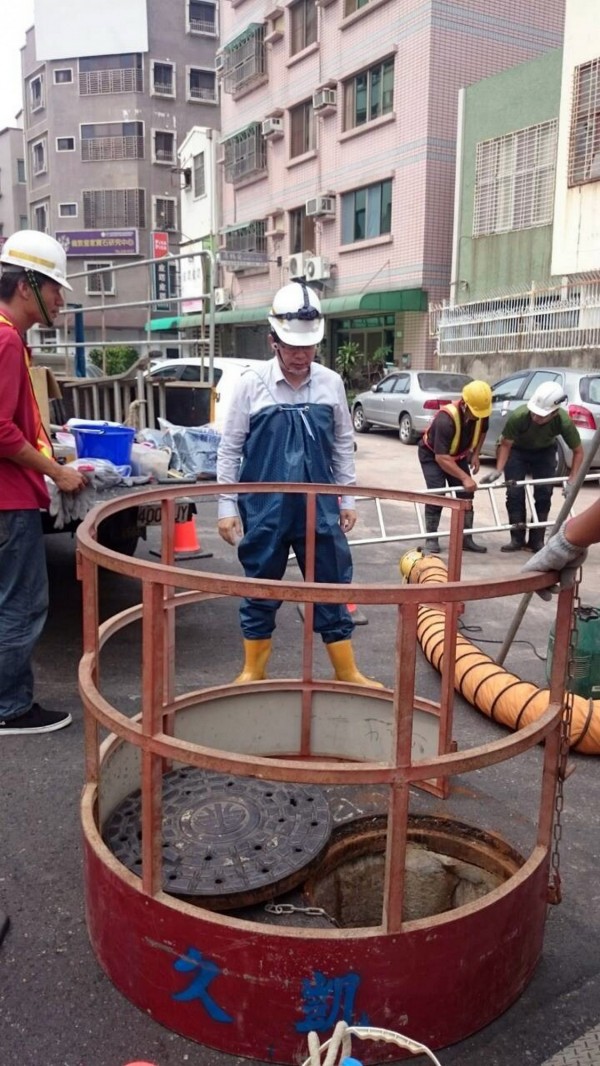 南市登革熱疫情持續延燒，水利局開啟雨水下水道人孔蓋檢查，目前檢查數量已達千餘處。（圖由水利局提供）