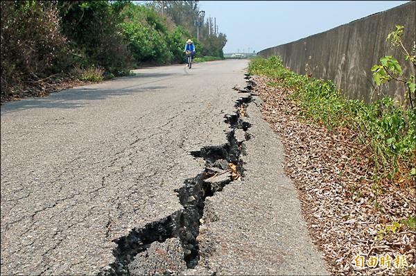 台西鄉有才寮大排南側堤岸道路側邊崩裂。（記者鄭旭凱攝）