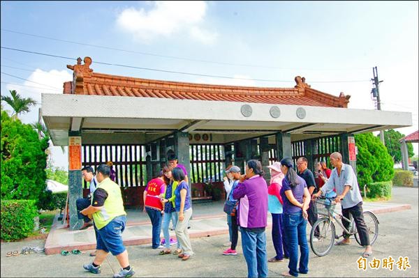 吉貝耍夜祭場地大公廨與周邊道路景觀殘破，市府相關單位會勘，族人也前往關心。（記者王涵平攝）