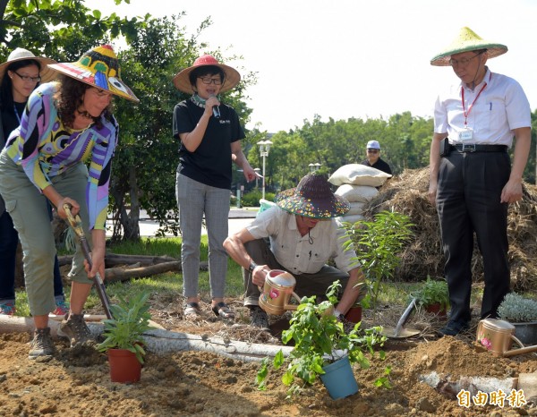 台北市長柯文哲（右一）18日參加食物森林雙城會，並與美國西雅圖「必墾食物森林」創辦人賈姬葛玫（左一）及葛蘭赫里希（右二）一起在客家文化主題公園種下代表客家精神的金棗樹苗。（記者王敏為攝）