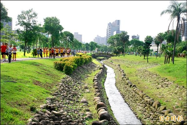 竹北高鐵都市計畫東興圳沿線的綠帶公園，難得保存了古蹟、伯公和老樹，新竹縣文化局希望整合水圳、古蹟和學校形成水圳見學園區，讓新舊住民在參與體驗的過程中，增進互動與理解。（記者廖雪茹攝）