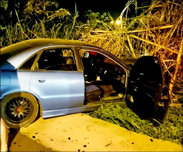 鍾男的車肇事後撞進路旁草叢後才卡住停下。（記者蔡孟尚翻攝）