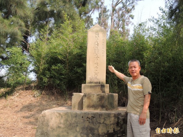 通霄東龍宮後山大井確士紀念碑列歷史建築。（記者蔡政珉攝）