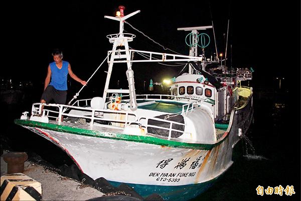 今年六月被菲國海巡扣押的東港籍漁船「得滿福三號」，昨深夜駛抵東港。（記者陳彥廷攝）