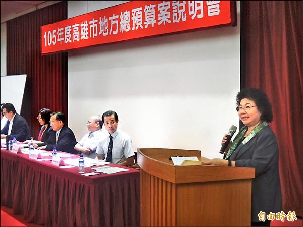 高雄市長陳菊（右）前往議會說明105年度地方總預算案。（記者葛祐豪攝）
