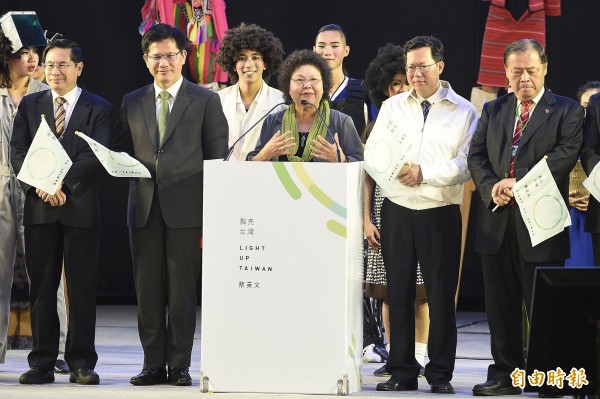 蔡英文競選總部主委、高雄市長陳菊(中)今晚在民進黨黨慶晚會上強調,民進黨已做好執政的準備,「我們會認真、打拚」,民進黨未來不僅要跨過濁水溪,把整個台灣贏得很漂亮,我們要決戰北台灣,從台灣頭贏到台灣尾!(記者陳志曲攝) 蔡英文競選總部主委、高雄市長陳菊(中)今晚在民進黨黨慶晚會上強調,民進黨已做好執政的準備,「我們會認真、打拚」,民進黨未來不僅要跨過濁水溪,把整個台灣贏得很漂亮,我們要決戰北台灣,從台灣頭贏到台灣尾!(記者陳志曲攝)