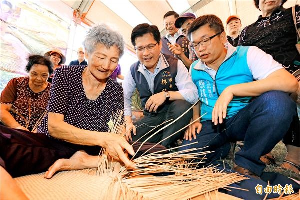 市長林佳龍（右二）與立委蔡其昌（右一）與，參觀八旬阿嬤藺草編織技法。（記者張軒哲攝）