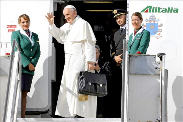 羅馬天主教教宗方濟各，十九日啟程訪問古巴與美國，展開為期十天的出訪行程，他在義大利羅馬的菲烏米奇諾機場準備進入機艙時，特別轉身向送機者揮手致意。（路透）