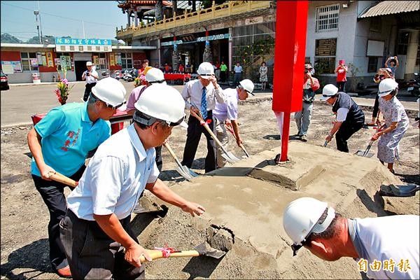 南庄鄉員林村崇聖宮老人文康中心，昨舉行動土典禮。（記者鄭鴻達攝）