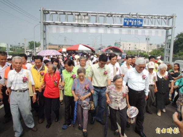 斗南跨越台一省道及縱貫鐵路的南外環道，今日在地方民眾見證下熱鬧通車。（記者黃淑莉攝）