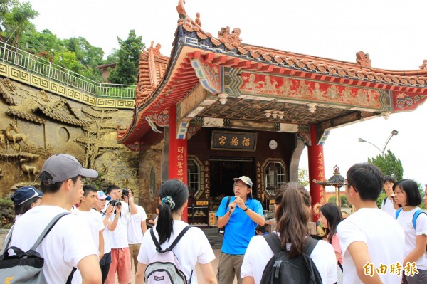 新北市登山旅遊節開跑，生態文學作家劉克襄帶團健行，講解步道周邊的人文歷史。（記者張安蕎攝）