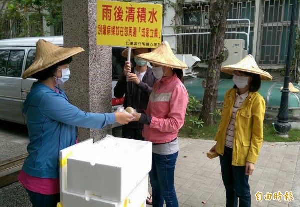 仁德在地的食品廠商，送來剛蒸熱的饅頭與肉包，溫暖了防疫志工的心。（記者吳俊鋒攝）