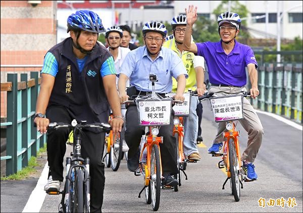 台北市長柯文哲（中）19日出席「全市動員爭取台灣十大自行車經典路線」記者會，親自騎乘自行車，體驗台北市的河濱之美，並呼籲市民朋友踴躍參加「十大自行車經典路線」徵選活動。（記者簡榮豐攝）