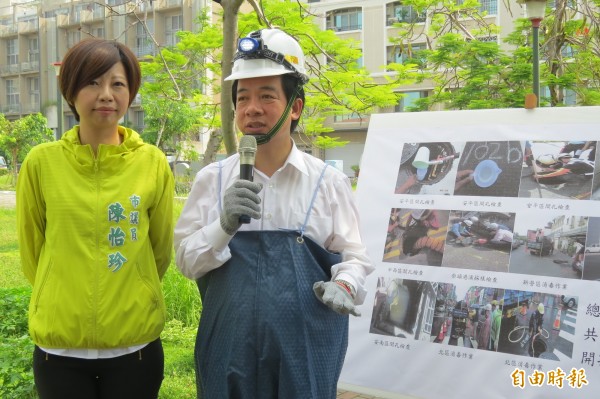 台南市長賴清德昨身穿青蛙裝，戴上附頭燈的工程帽，網友形容酷似「小小兵」。（記者蔡文居攝）