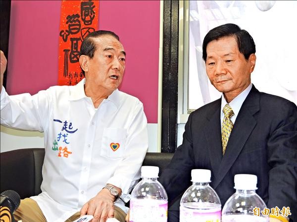 親民黨總統參選人宋楚瑜昨天直搗國民黨主席朱立倫執政的新北市，拜訪前台灣省議會議長劉炳偉（右）、前立委吳清池等老朋友。（記者賴筱桐攝）