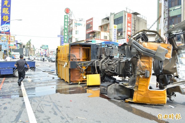 1輛垃圾車今天行經彰化市中山路時突然翻覆，車上垃圾及汙水都散落地面，臭氣沖天，令人作嘔。（記者湯世名攝）