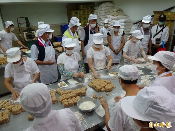 新竹市衛生局前往百年老餅店新復珍，稽查店內糕餅業者製作月餅的情形，除查核食品和製作過程，也要求要把產品標示清楚，以供民眾查驗。（記者洪美秀攝）