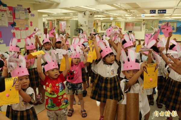 幼兒園小朋友扮月兔，到創世斗六院捐發票，祝植物人中秋節快樂。（記者詹士弘攝）