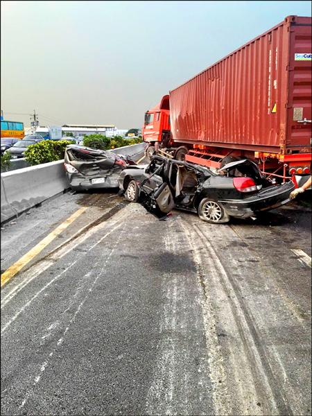 貨櫃車側翻壓到2輛自小客車，造成車內5人受傷送醫治療。（記者張聰秋翻攝）