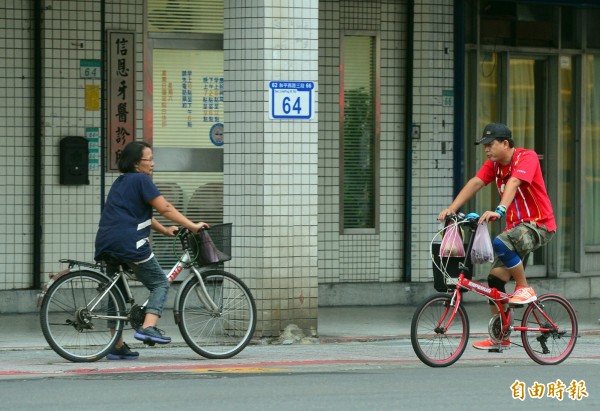 單車族越來越多，為宣導安心騎乘自行車，建立友善騎乘環境，民間單車協會倡議機動車輛與自行車的安全距離應比照國外做法，至少維持1公尺以上。（記者王藝菘攝）
