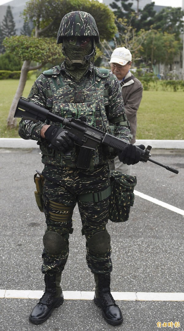 海軍陸戰隊中校軍官自購裝備一事引發各界討論，周偉航稍早表示：「如果手邊有點小錢，為什麼不讓自己爽一點。」圖為海軍陸戰隊裝備。（資料照，記者陳志曲攝）