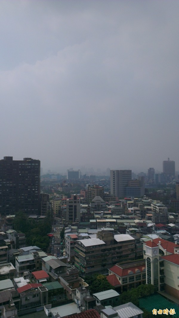 雖然中部空污拉警報，不過台北市天空也是霧濛濛。
（記者湯佳玲攝）