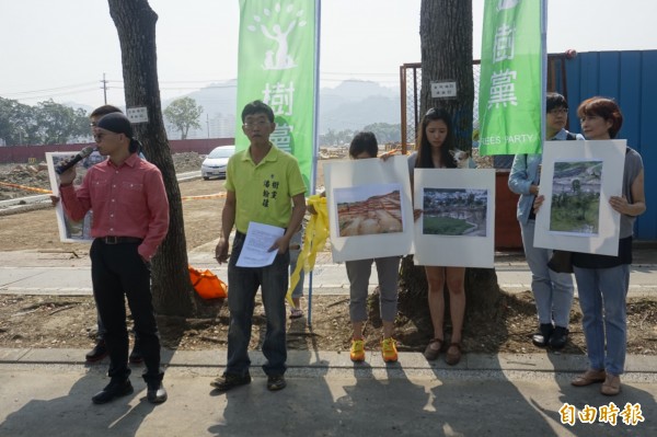 樹黨、土城護樹者聯盟、台灣樹人會、土城愛綠聯盟、普安堂等團體指控，土城暫緩發展區是「五星級虐樹區」。（記者張安蕎攝）