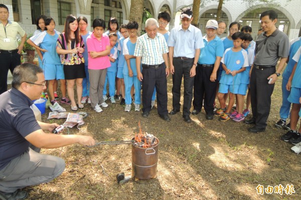 官田區公所與官田國中、西庄社區合作，試辦菱角殼炭化再利用。（記者劉婉君攝）