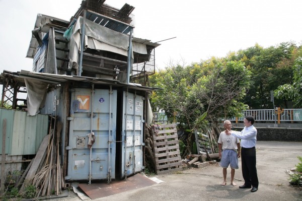 建設局長黃玉霖親到石岡區向屋主說明不會拆除一旁的鴿舍。（圖由台中市政府提供）