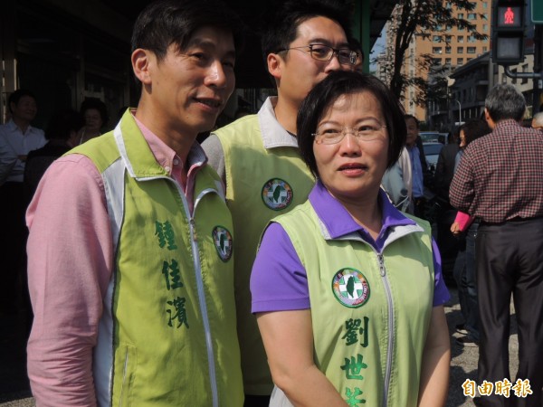 民進黨高市左楠區立委參選人劉世芳質疑國民黨換將不單純。（記者王榮祥攝）