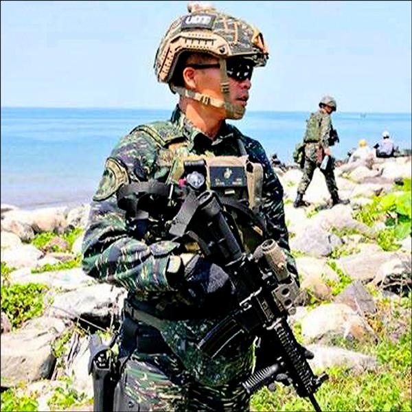 海軍陸戰隊中校許誠宜在個人臉書PO出日前參與演習時，穿戴自費十三萬元購買裝備的照片，他並批評部隊只求整齊劃一，無視裝備不好用，逼得軍人自掏腰包買裝備。（取自許誠宜臉書）