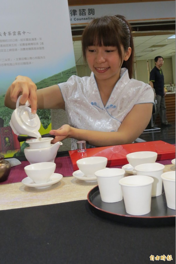 2015南投世界茶葉博覽會10月3日登場，縣府今召開記者會說明茶博會活動內容，現場安排茶席表演。（記者張協昇攝）