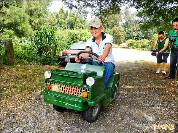 姜萬家為了想送給四個還未上小學的孫子一個大禮物，以廢棄冰箱、報廢的電動車，打造電動吉普車，跑起來馬力十足，上斜坡也很輕鬆。（記者吳正庭攝）