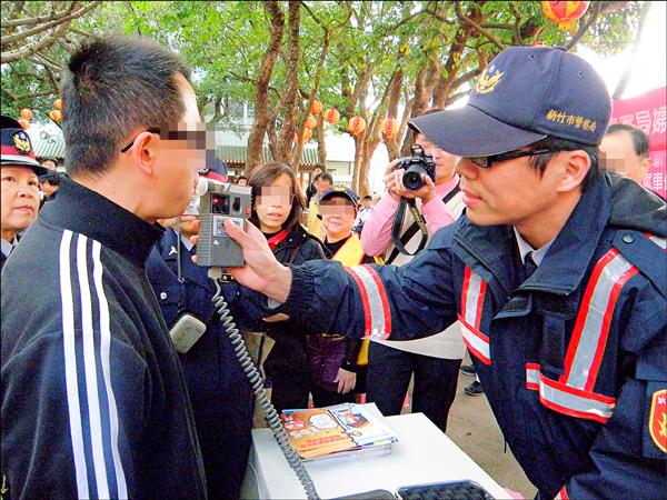 警方攔查酒駕，小心駕駛先灌酒躲罰責。圖為警方宣導酒測，與本新聞無關。（資料照）