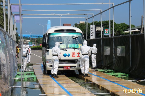 車輛進入專屬除污站，宛如一座高級洗車廠。（記者黃捷攝）