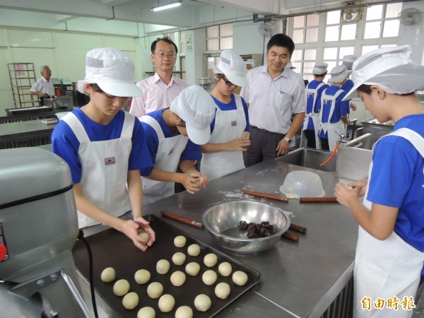 虎尾農工食品加工科學生做蛋黃酥，品質有保證。（記者廖淑玲攝）