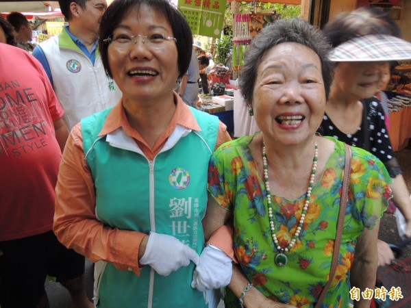 劉世芳積極打入眷村，與選民博感情。（記者蔡清華攝）