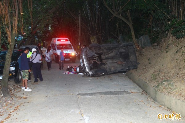 楊男倒車爆衝，導致休旅車側翻在路中央。（記者余衡攝）