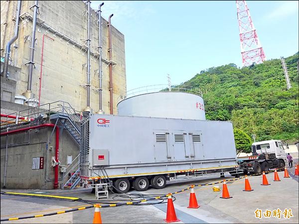 假設核一廠因為豪雨和強震喪失電源，移動式電源車將能以柴油發電方式緊急供電。（記者李雅雯攝）