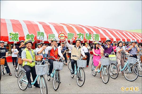 動土典禮後，官員與鄉親們一起騎鐵馬到大潭埤公園孳清，協助登革熱防疫。（記者吳俊鋒攝）