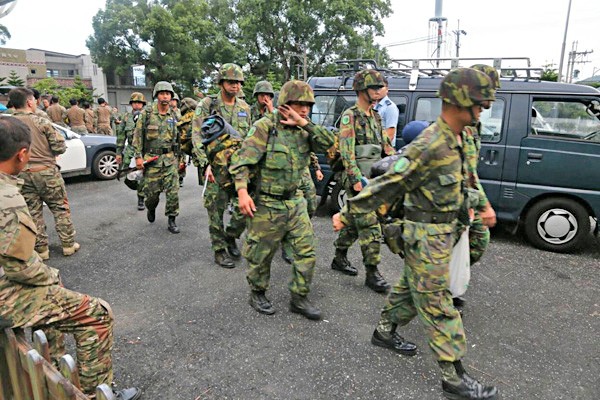 空軍官校一架AT-3教練機，昨天中午在南投山區失聯，軍方隨後在花蓮紅葉、卓樂成立兩處前進指揮所，山搜部隊等大批人馬進駐，準備入山搜尋兩名飛官。（花防部提供）