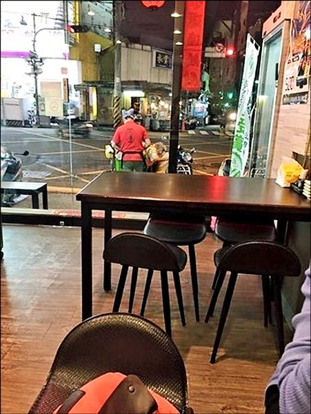 台中一名網友拍下太平一家日式小吃店員，翻看撿資源回收老婆婆的袋子，隨後拿出一袋壽司給她，溫馨的舉動讓網友推爆。（記者陳建志翻攝臉書爆料公社）