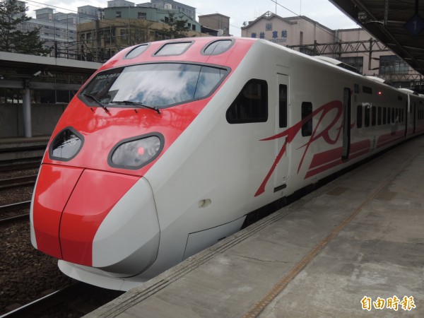 宜、花、東鐵路電氣化完工通車及普悠瑪（見圖）加入營運後，吸引觀光遊客大量搭乘東部幹線火車，導致宜花東地區民眾返鄉車票「一票難求」，立委今天提案爰請交通部應讓身分證G、U、V開頭及設籍宜花東的民眾優先購買週五、六、日及連續假期的東部幹線台鐵自強號車票。（資料照，記者曾鴻儒攝）