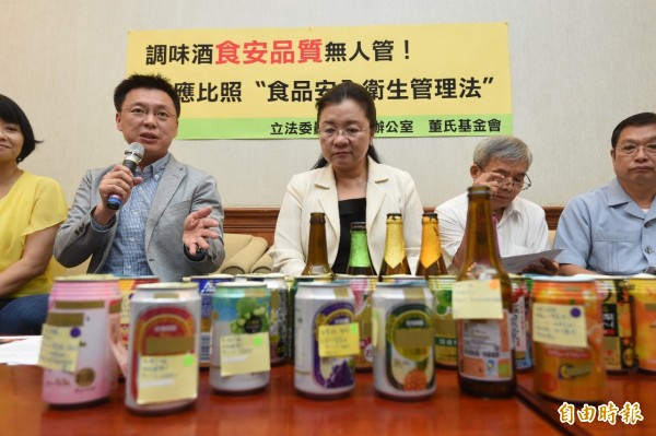 民進黨立委趙天麟、田秋堇擬修法規定酒類也須比照食品，標明熱量及含糖量。（記者劉信德攝）