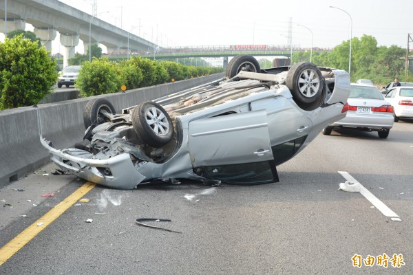 1輛轎車上午行經中山高南下台中路段時突然失控翻覆，造成駕駛受到輕傷。（記者湯世名攝）