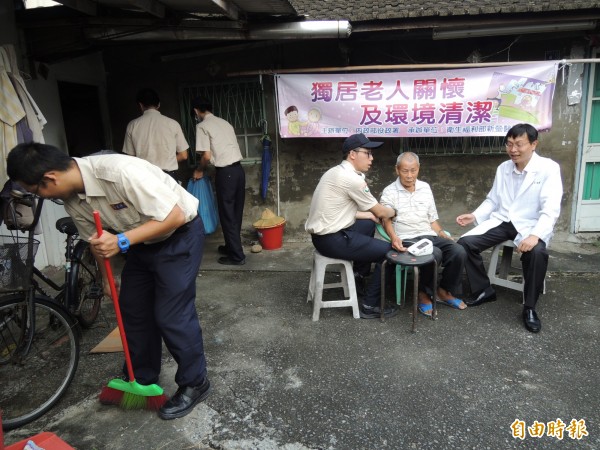 新營醫院替代役男、志工協助新營獨居老人居家環境整理，還贈送民生用品。（記者楊金城攝）