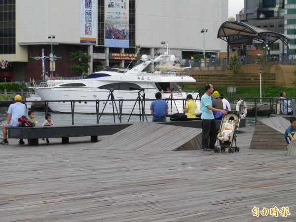 民眾在海洋廣場休憩賞海景（記者盧賢秀攝）